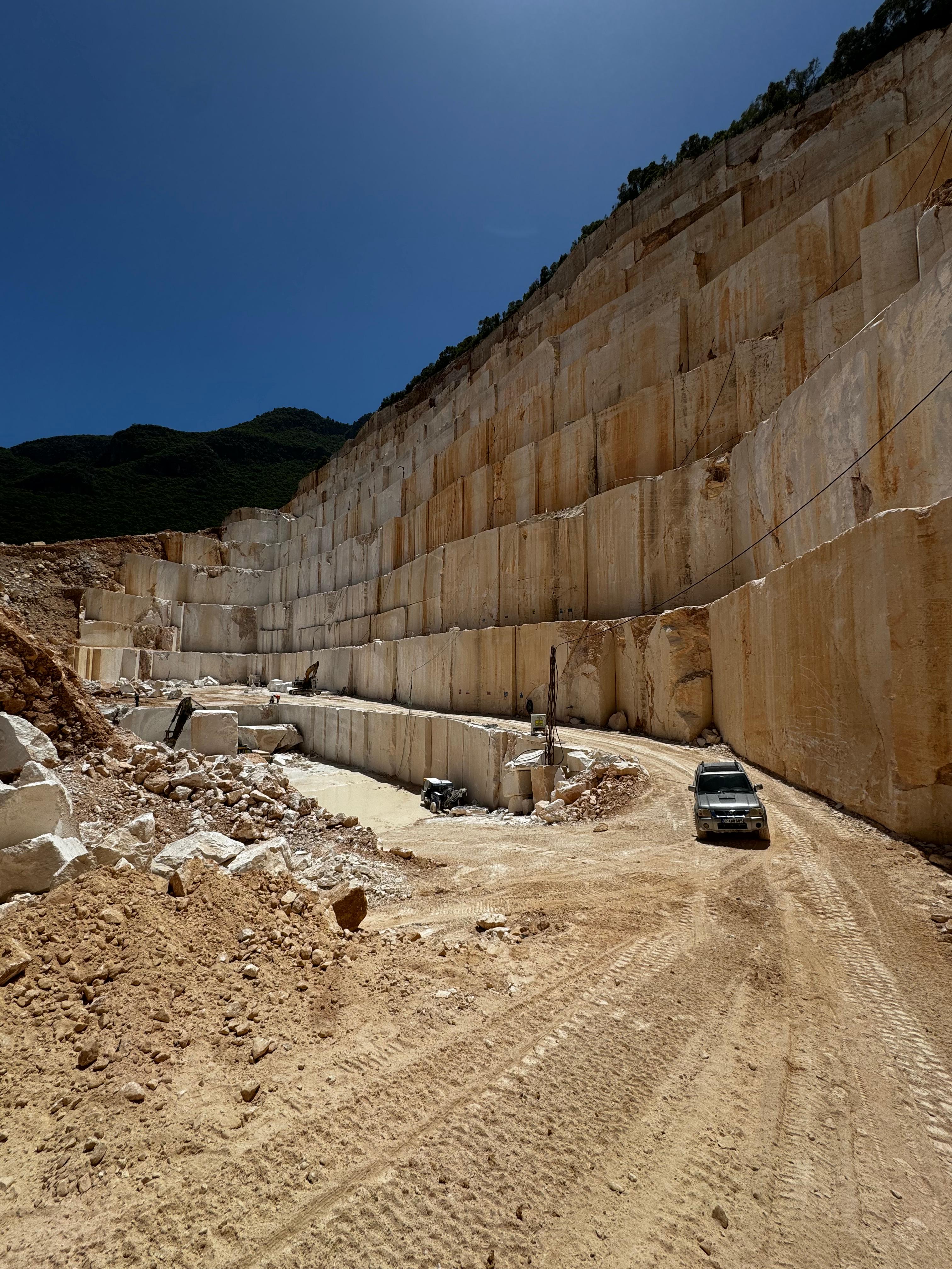 Карьер - фото 1